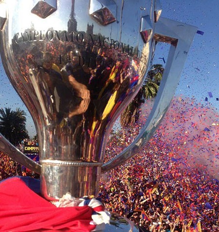 Barcelona ăn mừng chức vô địch La Liga thứ 22 trong lịch sử - 17 Chiếc cúp vô địch La Liga giữa bầu trời đầy cờ hoa tại thành phố Barcelona.