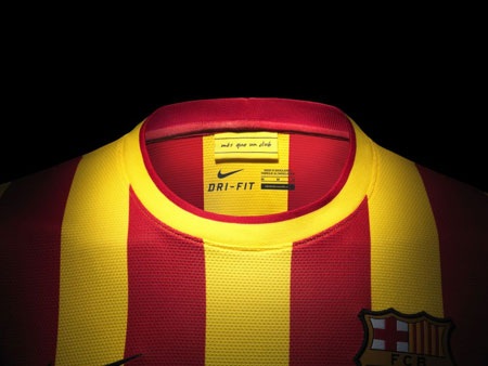Barcelona trình làng trang phục thi đấu mùa giải tới - 16 Barcelona được xem là biểu tượng của phong trào ly khai, đòi độc lập của xứ Catalonia.