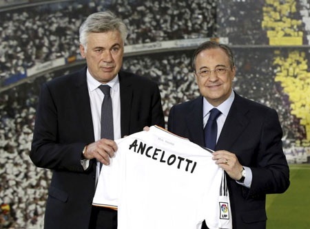 Ancelotti: “Real Madrid sẽ chơi bóng đá tấn công và đẹp mắt” - 1 Ancelotti bên cạnh chủ tịch Perez trong ngày ra mắt Real Madrid
