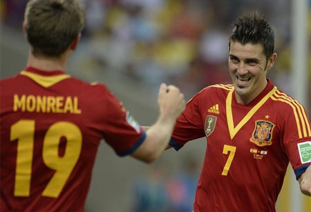 Nhìn lại 90 phút bắn phá tưng bừng của Villa-Torres và các đồng đội - 3 David Villa ăn mừng cùng Monreal, người kiến tạo để