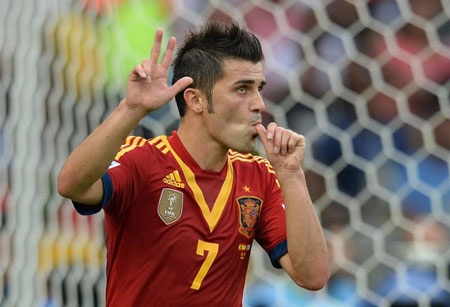 Nhìn lại 90 phút bắn phá tưng bừng của Villa-Torres và các đồng đội - 5 David Villa ăn mừng cùng Monreal, người kiến tạo để