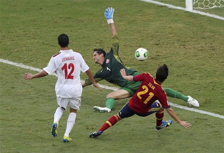 Nhìn lại 90 phút bắn phá tưng bừng của Villa-Torres và các đồng đội - 7 David Villa ăn mừng cùng Monreal, người kiến tạo để