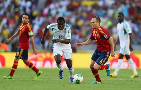 Những khoảnh khắc ấn tượng từ chiến thắng của Tây Ban Nha - 2 Iniesta và các đồng đội trở lại với lối chơi tấn công cống hiến và đẹp mắt.