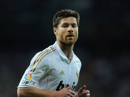 Real Madrid “bình tĩnh” trong việc giữ chân Xabi Alonso - 1 Xabi Alonso và Real Madrid có vẻ như không quá vội vàng trong chuyện gia hạn hợp đồng