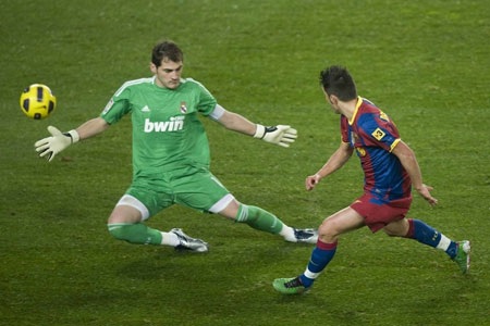 Những khoảnh khắc đáng nhớ của David Villa trong màu áo Barca - 4 Pha lập công đầu tiên của Villa cho Barcelona tại Champions League.