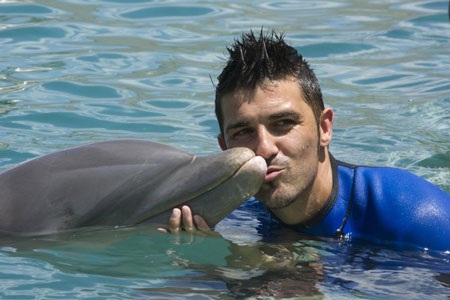 Những khoảnh khắc đáng nhớ của David Villa trong màu áo Barca - 11 Villa vui đùa trên bãi biển Miami trong tour du đấu trên đất Mỹ của Barcelona mùa hè 2011.