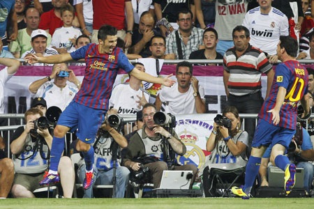 Những khoảnh khắc đáng nhớ của David Villa trong màu áo Barca - 12 Villa vui đùa trên bãi biển Miami trong tour du đấu trên đất Mỹ của Barcelona mùa hè 2011.