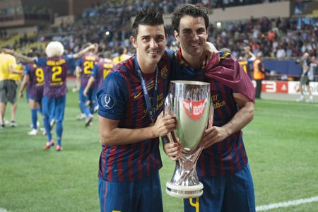 Những khoảnh khắc đáng nhớ của David Villa trong màu áo Barca - 13 Villa và Fabregas bên cạnh danh hiệu siêu cúp châu Âu.