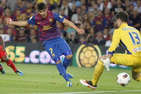Những khoảnh khắc đáng nhớ của David Villa trong màu áo Barca - 14 Villa và Fabregas bên cạnh danh hiệu siêu cúp châu Âu.