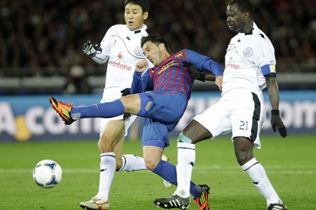 Những khoảnh khắc đáng nhớ của David Villa trong màu áo Barca - 15 Villa và Fabregas bên cạnh danh hiệu siêu cúp châu Âu.