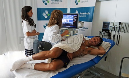 Barcelona hội quân chuẩn bị cho mùa giải 2013-14 - 1 Adriano đang được xét nghiệm điện tâm đồ