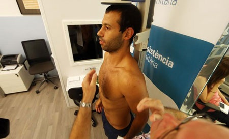 Barcelona hội quân chuẩn bị cho mùa giải 2013-14 - 5 “Máy quét” Mascherano