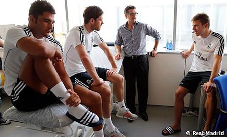 Real Madrid trong ngày đầu tiên dưới triều đại Ancelotti - 2 Tân binh Illaramendi trò chuyện cùng “tiền bối” Xabi Alonso.