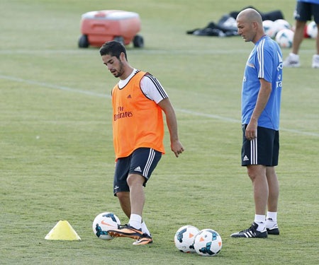 Real Madrid trong ngày đầu tiên dưới triều đại Ancelotti - 8 Isco để lại khá nhiều ấn tượng trong buổi tập đầu tiên.