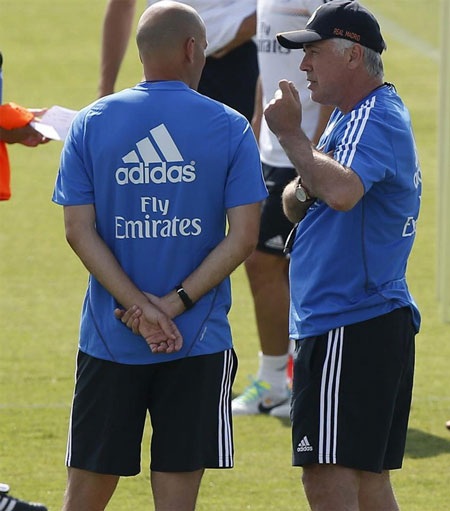 Real Madrid trong ngày đầu tiên dưới triều đại Ancelotti - 10 Zidane và Ancelotti trao đổi ý kiến về màn trình diễn trong buổi tập đầu tiên của các học trò.