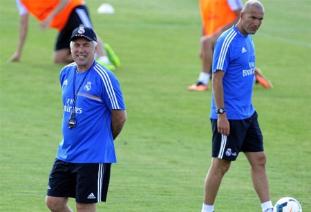 Real Madrid trong ngày đầu tiên dưới triều đại Ancelotti - 11 Zidane và Ancelotti trao đổi ý kiến về màn trình diễn trong buổi tập đầu tiên của các học trò.