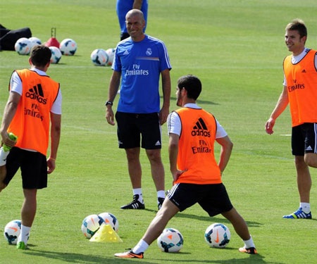 Real Madrid trong ngày đầu tiên dưới triều đại Ancelotti - 12 Hai tân binh bom tấn Illaramendi và Isco rất hào hứng khi được huyền thoại Zidane hướng dẫn.
