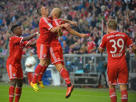 Nhìn lại chiến thắng đầu tay của Pep Guardiola tại Bundesliga - 6 Ribery và Robben chia vui sau khi cùng nhau tạo nên “kiệt tác” vào lưới thủ thành Stegen.
