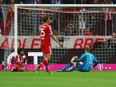 Ribery và Robben chia vui sau khi cùng nhau tạo nên “kiệt tác” vào lưới thủ thành Stegen.