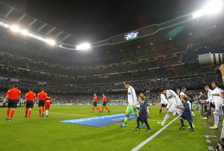 Những khoảnh khắc bộ đôi Di Maria-Ronaldo rực sáng ở Bernabeu - 1 Casillas dẫn đầu đoàn quân áo trắng đang phải gánh chịu áp lực từ mọi phía.