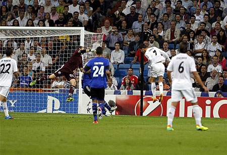 Những khoảnh khắc bộ đôi Di Maria-Ronaldo rực sáng ở Bernabeu - 4 Benzema vẫn rất vô duyên trước khung thành đối phương.