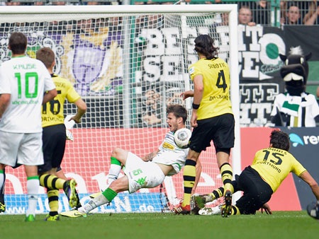Hàng công kém duyên, Dortmund đứt mạch bất bại - 1 Tình huống phạm lỗi của Hummels, bước ngoặt của trận đấu