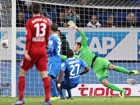 Từ góc ảnh này có thể dễ dàng nhận thấy bóng đã đi chệch cột dọc khung thành Hoffenheim.