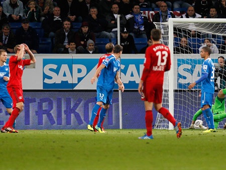 Từ góc ảnh này có thể dễ dàng nhận thấy bóng đã đi chệch cột dọc khung thành Hoffenheim.