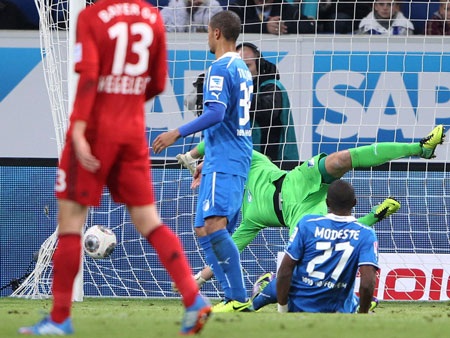 Từ góc ảnh này có thể dễ dàng nhận thấy bóng đã đi chệch cột dọc khung thành Hoffenheim.