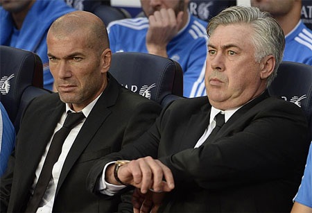 Những hình ảnh ấn tượng từ trận "siêu kinh điển" tại Nou Camp - 4 Ancelotti và “cánh tay phải” Zidane tỏ ra khá đăm chiêu trước khi trận đấu khởi tranh.