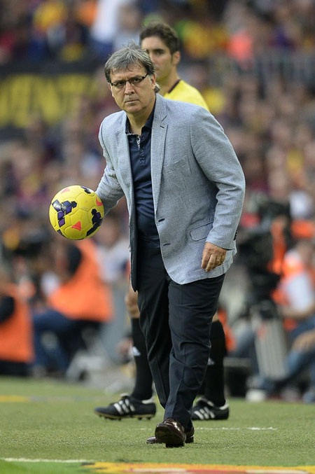 Những hình ảnh ấn tượng từ trận "siêu kinh điển" tại Nou Camp - 5 Gerardo Martino lần đầu tham dự trận cầu thường niên hấp dẫn nhất của làng túc cầu.