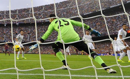 Những hình ảnh ấn tượng từ trận "siêu kinh điển" tại Nou Camp - 8 Neymar mở tỉ số trận đấu bằng một pha dứt điểm cực kỳ tinh quái.