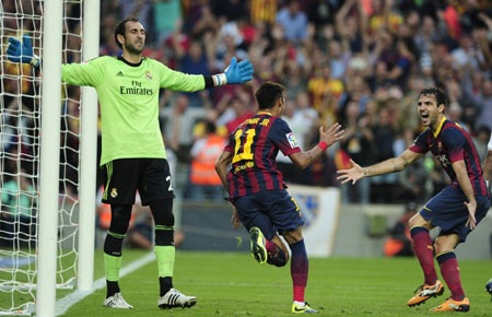 Những hình ảnh ấn tượng từ trận "siêu kinh điển" tại Nou Camp - 9 Neymar mở tỉ số trận đấu bằng một pha dứt điểm cực kỳ tinh quái.