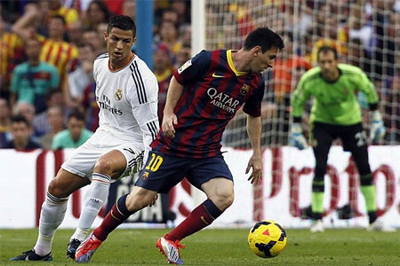 Những hình ảnh ấn tượng từ trận "siêu kinh điển" tại Nou Camp - 12 Messi và C.Ronaldo đối đầu trực tiếp trên sân trong một pha tranh bóng.