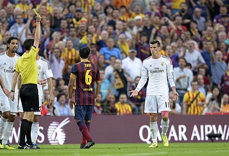 Những hình ảnh ấn tượng từ trận "siêu kinh điển" tại Nou Camp - 13 Messi và C.Ronaldo đối đầu trực tiếp trên sân trong một pha tranh bóng.