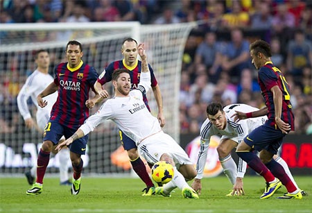 Những hình ảnh ấn tượng từ trận "siêu kinh điển" tại Nou Camp - 14 Messi và C.Ronaldo đối đầu trực tiếp trên sân trong một pha tranh bóng.