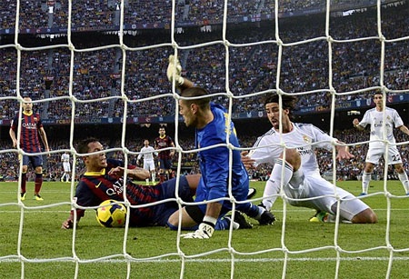 Những hình ảnh ấn tượng từ trận "siêu kinh điển" tại Nou Camp - 15 Tình huống Adriano để bóng chạm tay trong vòng cấm địa.