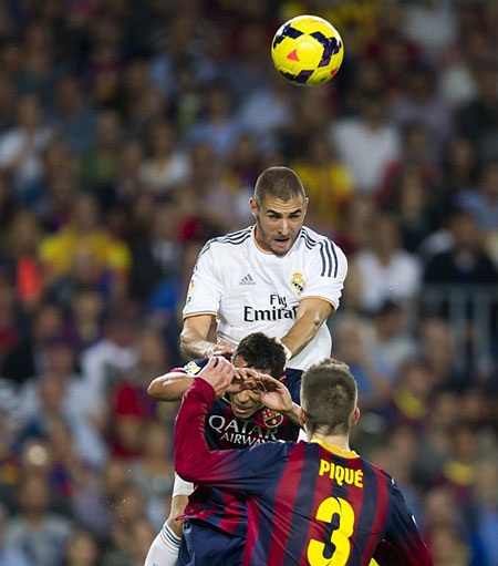 Những hình ảnh ấn tượng từ trận "siêu kinh điển" tại Nou Camp - 18 Sau khi được tung vào sân Benzema thi đấu khá tốt và suýt chút nữa tạo ra một siêu phẩm để đời.