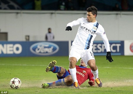 Aguero tỏa sáng trên đất Nga, Man City rộng cửa đi tiếp - 2 Aguero tỏa sáng với cú đúp đem về chiến thắng cho Man City