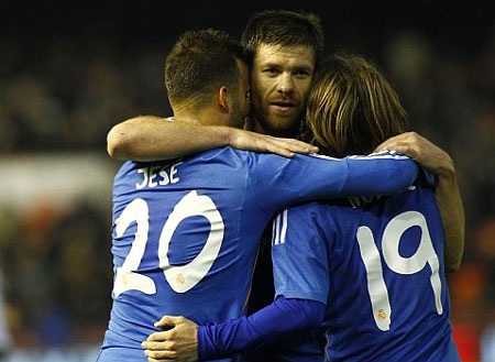 Real Madrid: Giữ chân Alonso, bám sát Gundogan - 1 Các cầu thủ Real Madrid rất muốn tiếp tục được sát cánh với Alonso