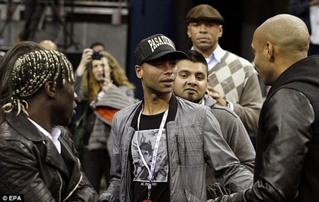 Sao Premier League rủ nhau xem NBA ở London - 1 Ashley Cole, Sagna và Henry rủ nhau đi xem bóng rổ