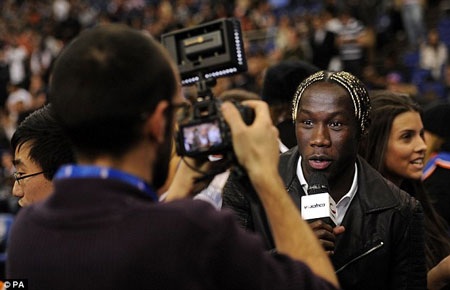 Sao Premier League rủ nhau xem NBA ở London - 5 Bacary Sagna trả lời phỏng vấn.