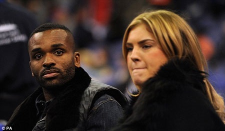 Sao Premier League rủ nhau xem NBA ở London - 2 Tiền đạo Darren Bent xuất hiện ở hàng ghế khán giả.