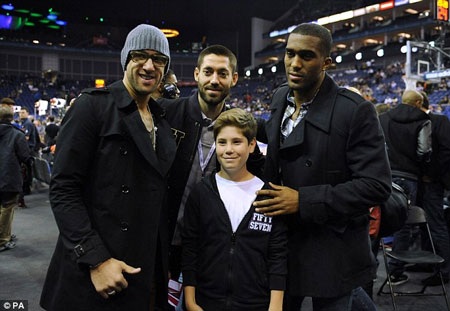 Sao Premier League rủ nhau xem NBA ở London - 6 Từ trái sang: Tim Howard - Dempsey - Sylvain Destin