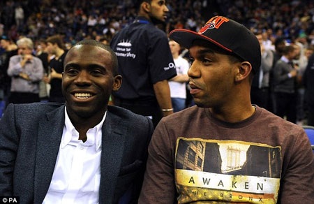 Sao Premier League rủ nhau xem NBA ở London - 8 Cựu cầu thủ Bolton, Fabrice Muamba (trái), cười thích thú khi Pistons ghi bàn vào rổ Knicks.