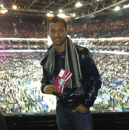 Sao Premier League rủ nhau xem NBA ở London - 4 Nani chụp hình khoe tấm vé nhiều người mơ ước.