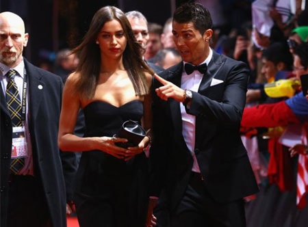 Dàn WAGs Real Madrid làm "điên đảo" đêm trao giải Quả bóng vàng - 1 Dàn WAGs Real Madrid làm điên đảo đêm trao giải Quả bóng vàng