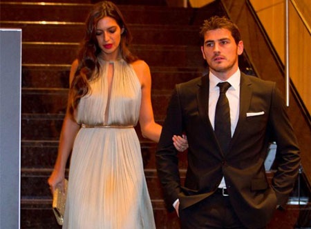 Dàn WAGs Real Madrid làm "điên đảo" đêm trao giải Quả bóng vàng - 7 Bạn gái thủ môn Casillas, nữ phóng viên Sara Carbonera, thướt tha với chiếc đầm khoe lưng trần.