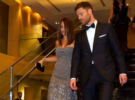 Dàn WAGs Real Madrid làm "điên đảo" đêm trao giải Quả bóng vàng - 5 Nagore Alonso lựa chọn chiếc đầm lấp lánh màu bạc, quý phái và thanh lịch