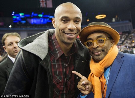 Sao Premier League rủ nhau xem NBA ở London - 7 Thierry Henry (Red Bulls) và đạo diễn Spike Lee.